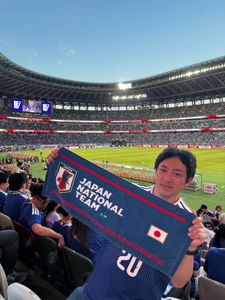 サッカー日本代表戦を観戦する清水智